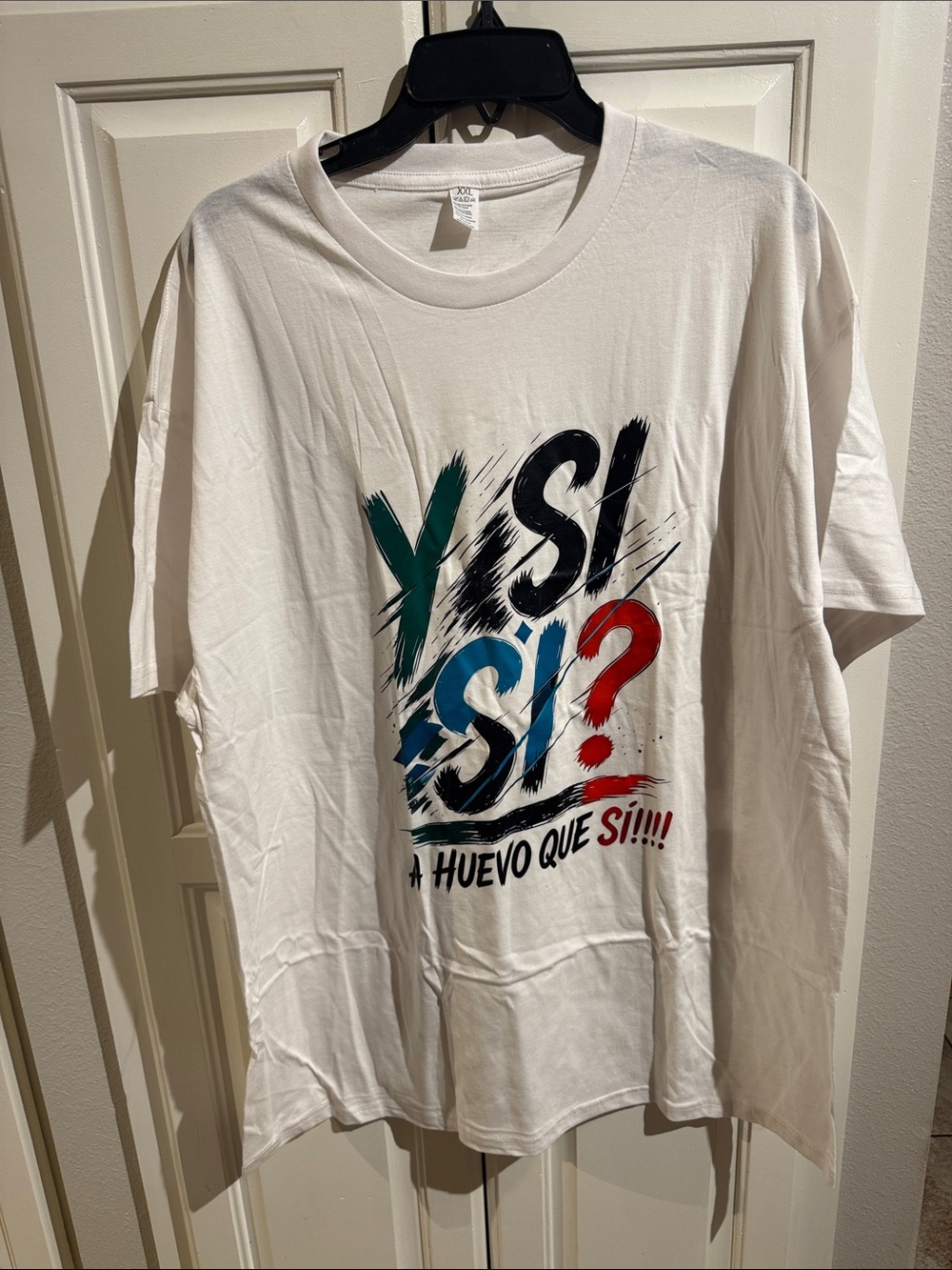 White Short-Sleeve Graphic Tee with Multicolor 'Si Si?' Print